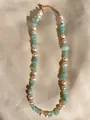 Dettaglio di perle d'acqua dolce e pietre verdi su una collana bohémien di perline - Light Green Aventurine Pearl