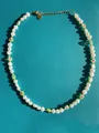 Détail du collier de perles d'eau douce avec perles en verre et breloque cœur en or 18k - Coeur Vert / 38+5cm