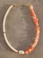 Dettaglio della collana di perline con pietre arancioni e perla barocca bianca - Orange White Baroque Pearl