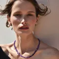 Collier minimaliste en améthyste naturelle avec accents dorés porté par un modèle - Perles à facettes violettes avec entretoise dorée / 43cm / Violet
