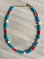 Dettaglio collana boho con pietre blu, perline rosse, perle e chiusura a cuore dorata - Blue Red Bead Gold Heart
