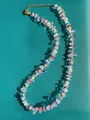 Dettaglio collana bohémien con pietre colorate irregolari e perline lucide - Multicolor Clay Stone Pearl