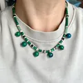 Bunte Perlenkette im Ethno-Stil mit grünen Malachit-Texturperlen und Kugelanhängern - Französische Boho-Halskette mit Malachit-Trennperlen und Anhänger