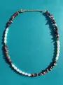 Dettaglio della collana boho con pietre rosse, perle e chiusura dorata regolabile - Red Brown Stone Pearl Style