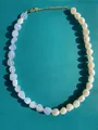 Dettaglio della collana boho con pietre blu irregolari e perle barocche bianche - Blue Chalcedony Baroque Pearl