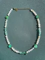 Dettaglio della collana bohémien con perle d'acqua dolce e perline a cuore verdi - Green Heart Stone Pearl Style