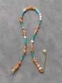 Dettaglio collana boho colorata con pietre irregolari e ciondolo a cuore in metallo - Orange Blue Green Patchwork