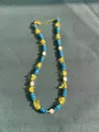 Dettaglio della collana con perline colorate, pietre gialle e perle bianche - Deep Blue Yellow Stone Pearl