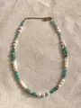 Dettaglio della collana bohémien con pietre irregolari, perle e ciondolo cuore - Blue Green Stone Light Blue