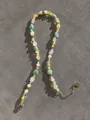 Dettaglio di perline colorate, perle d'acqua dolce e chiusura a cuore d'oro sulla collana - Pink Yellow Green Stone Pearl