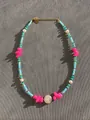 Dettaglio di perle colorate, perle barocche e chiusura a moschettone dorata sulla collana - Cyan Pink Stone Large Pearl