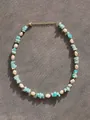 Dettaglio della collana boho con pietre blu, perle e chiusura a moschettone in metallo dorato - Light Blue Stone Pearl Gold