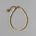 Détail d'un bracelet de perles bohème en pierres colorées avec breloque coeur dorée - Jaune Vif (5)