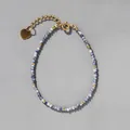 Détail de perles de pierre naturelle bleue facettée avec breloque cœur et fermoir doré - Mélange Bleu Blanc (7)
