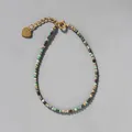 Détail de perles en pierre colorées avec breloque cœur doré et fermoir mousqueton - Ton Sarcelle Brun (8)