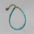 Détail des perles en pierre naturelle bleue facettée et du pendentif cœur doré du bracelet - Bleu Facetté (9)
