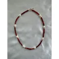 Elegante Perlenhalskette mit roten Achatperlen und goldenem Knebelverschluss - Vintage-Halskette mit rotbraunen Perlen und Kunstperlen