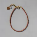 Détail du bracelet en perles avec breloque cœur dorée et fermoir mousqueton réglable - Goldstone Brun Rougeâtre (12)