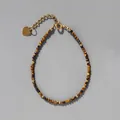 Détail macro de perles en œil de tigre avec pendentif cœur doré et chaîne ajustable - Ton Œil de Tigre (13)