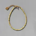 Détail du bracelet bohème en pierre avec fermoir mousqueton et pendentif en cœur - Vert Jaune Pâle (17)