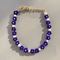 Detail van natuursteen kralen en blauwe bloemblaadjes met een gouden karabijnsluiting - Donkerblauwe Bloem Stijl (25SL1-1) / 17+3cm