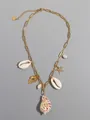 Dettaglio della collana a maglia groumette dorata 18K con conchiglia, stella marina e perle - Collana con Conchiglia e Catena in Lega