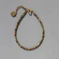Détail macro du bracelet en perles de pierre naturelle avec breloque cœur dorée - Vert Brun Jaune (19)