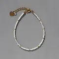 Détail d'un bracelet en perles colorées avec breloque cœur et fermoir mousqueton doré - Rose Bleu Blanc (20)