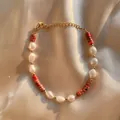 Detail van bohemien kralenarmband met natuurstenen en witte parels op een zijden achtergrond - Barokparel Roodachtige Steen Stijl (25SL1-4) / 17+3cm
