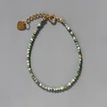 Détail de bracelet bohème en pierre avec pendentif cœur doré et fermoir mousqueton - Mélange Vert Blanc (23)