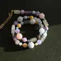 Handgemaakte ketting met edelstenen en gouden sluiting op een donkergroene achtergrond - Stijl 21 (Halsketting) / 38+5cm