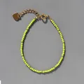 Détail du bracelet en perles facettées vert fluo avec breloque cœur dorée et fermoir - Vert Néon (24)