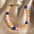 Dettaglio del bracciale con perle e fiori colorati in acrilico su sfondo di seta - Stile Perla Fiore Acrilico Colorato (25SL1-5) / 17+3cm