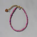 Détail du bracelet en perles roses avec pendentif cœur doré et fermoir mousqueton - Rose Foncé (25)