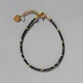 Détail de perles noires facettées et breloque en cœur sur bracelet perlé bohème - Noir Facetté (28)
