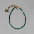 Gros plan du bracelet bohème en pierres vertes avec breloque cœur doré et chaîne d'extension - Motif Malachite (29)
