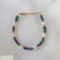 Vista dettagliata di perle in pietra naturale colorata e perle barocche sul bracciale - Stile Perla Perline Cilindriche Tricolore (25SL1-9) / 17+3cm