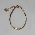 Gros plan du bracelet bohème en pierres naturelles, perles dorées et pendentif coeur - Dégradé Naturel (30)