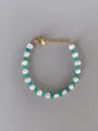 Dettaglio del bracciale con perle barocche, perline verde acqua e chiusura oro - Stile Perla Perline Trasparenti Verde Turchese (25SL1-10) / 17+3cm