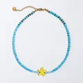 Vue détaillée du collier en perles bleu ciel avec un pendentif étoile de mer jaune - Collier Étoile de Mer Bleu Ciel avec Entretoises