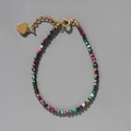 Détail d'un bracelet bohème en pierres naturelles avec pendentif cœur doré et chaîne - Vert Rose Rouge Foncé (31)