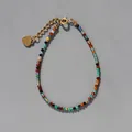 Détail du bracelet en pierres colorées à facettes avec breloque cœur et fermoir homard - Arc-en-ciel Multicolore (32)