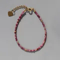 Vue détaillée d'un bracelet en pierres naturelles avec pendentif en cœur doré poli - Minéral Rouge Facetté (33)