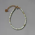 Détail de perles en pierres naturelles et breloque cœur dorée sur bracelet bohème - Ton Vert Clair Blanc (34)