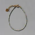 Détail du bracelet en pierres naturelles avec breloque cœur et fermoir doré - Ton Aigue-marine Facetté (35)