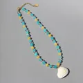 Kleurrijke kralenketting met een witte schelphanger op een grijze achtergrond - Blauw en Geel Natuursteen Kralenketting (25B8) / 38+5cm / Blauw-Geel