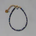 Détail d'un bracelet en perles avec pierres bleues, touches d'or et cœur - Ton Bleu Profond Facetté (36)