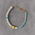 Bracciale fatto a mano con perle barocche, perline blu e ciondolo smiley giallo vivace - Stile Perla Barocca Faccina Sorridente (25SL1-15) / 17+3cm