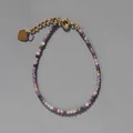 Détail d'un bracelet en perles violettes avec un pendentif cœur doré et fermoir - Ton Violet Facetté (38)