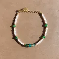 Dettaglio di perle in pietra naturale verde e bianca con ciondolo a cuore dorato su pelle - Stile Perline Traslucide Verdi Effetto Madreperla (25SL1-16) / 17+3cm